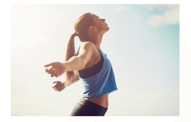 深呼吸する女性