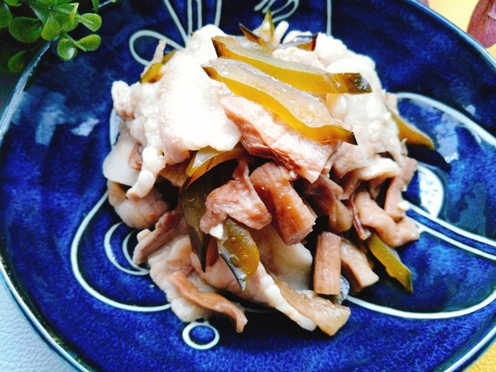 食物繊維の宝庫。芋がらと豚肉、茎わかめの炒め