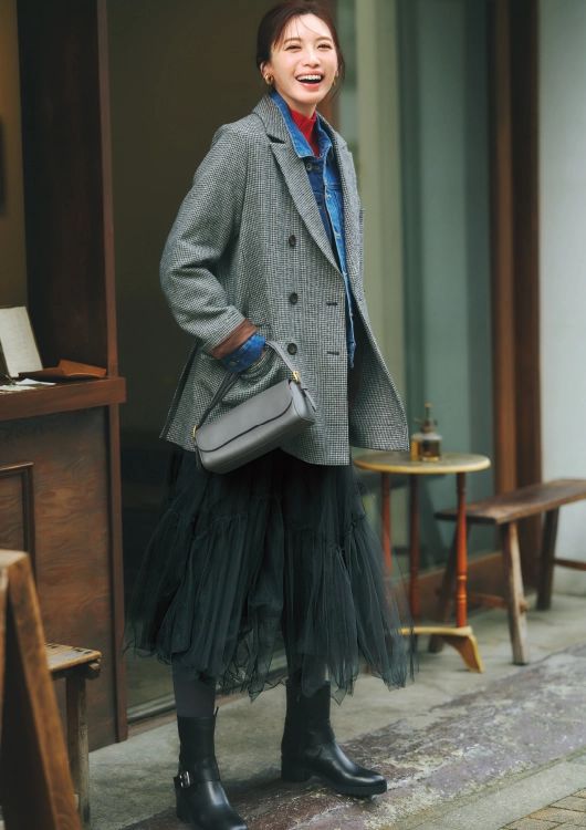 【毎日コーデ】チラリとのぞくデニムジャケットがこなれたムードをプラス！