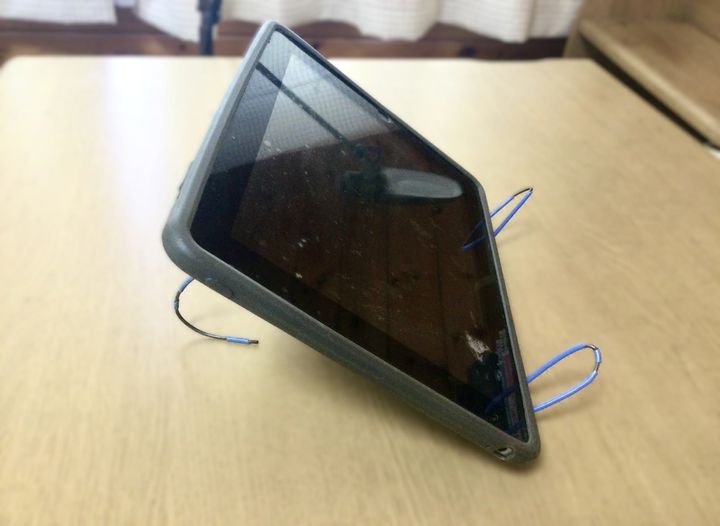 ハンガーをタブレットスタンドとして使う
