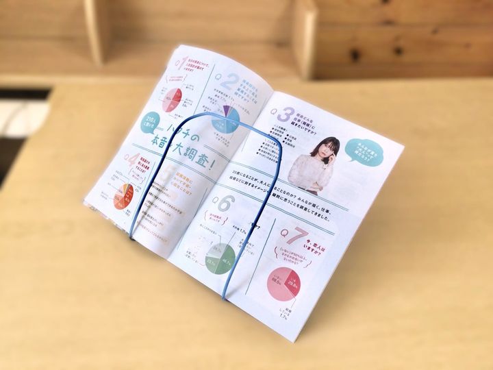 ハンガーをブックスタンドとして使う