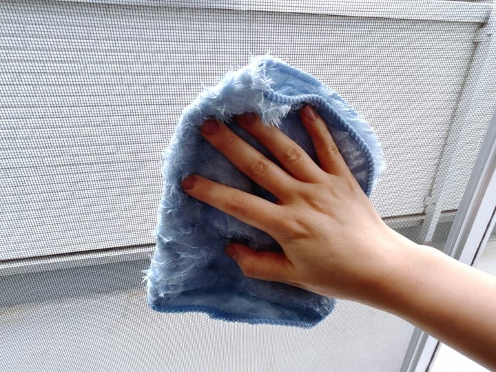 網戸を拭き掃除する