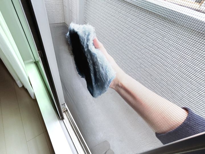 表側も拭き掃除をする