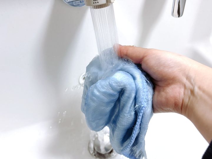 クロスを水で濡らす