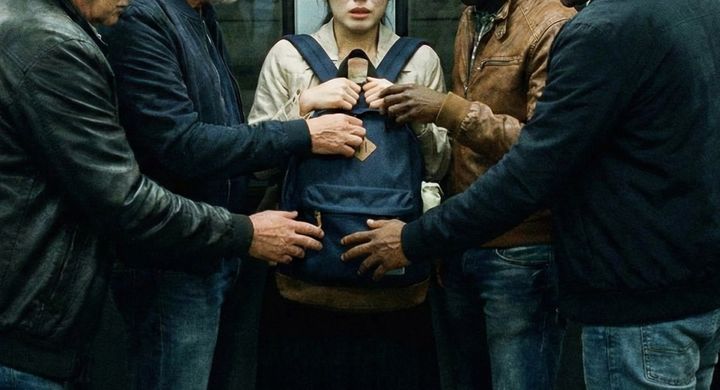 海外旅行中の電車で集団に囲まれスリ被害！ 防ぐには？