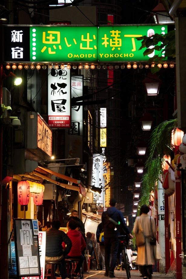 「新宿西口 思い出横丁」入口のネオンサインが目印の夜景 画像提供：新宿西口商店街振興組合