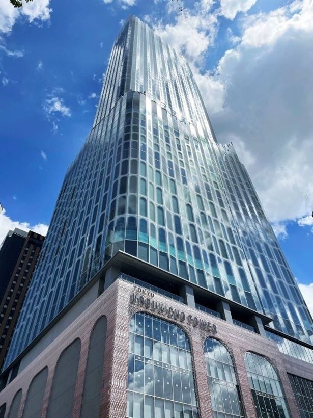 「東急歌舞伎町タワー」歌舞伎町エリアの根源的な要素である水を外観モチーフ「噴水」として表現している (C)TOKYU KABUKICHO TOWER