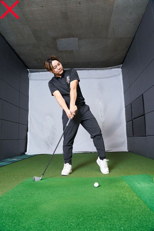 左足上がり、左足下がりの傾斜地での打ち方ガイド！練習方法を解説