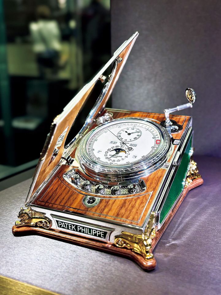 〈パテック フィリップ〉の「コンプリケーテッド・デスククロック」