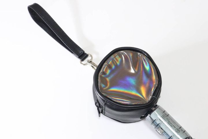 ダイソーの手持ち扇風機カバーをファンに被せた様子