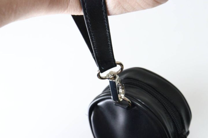 ダイソーの手持ち扇風機カバーは手首に通せるストラップ付き