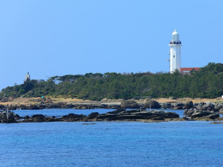 千葉県最南端に位置する「南房総温泉郷」は、白浜や千倉など複数の温泉地が集まるエリアです。太平洋の絶景を望む露天風呂や、美肌効果があるとされる多彩な泉質が魅力。都心から気軽に行ける距離にあるのもうれしいポイントです。