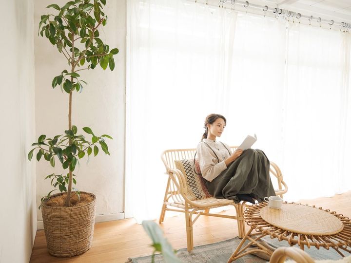 持ち家で生活コストを抑えられ、家族関係も良好な場合、実家で暮らし続ける選択をする人も増えています。今回は、福岡県福岡市在住の34歳女性の事例を取り上げます。