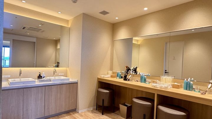 「リーガロイヤルリゾート沖縄 北谷」大浴場、女湯洗面台、メイクルーム