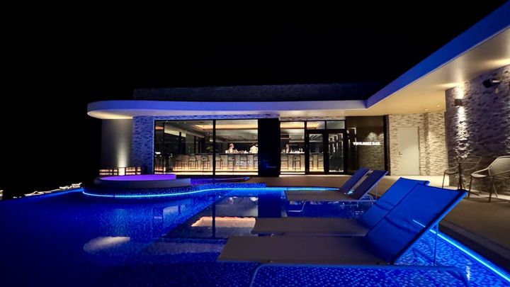 「リーガロイヤルリゾート沖縄 北谷」インフィニティプールバーの様子