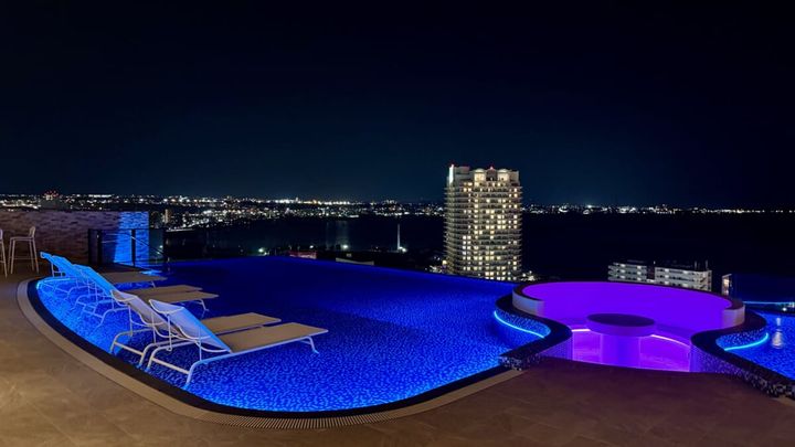 「リーガロイヤルリゾート沖縄 北谷」インフィニティプール夜バージョン