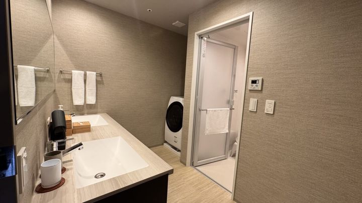 「リーガロイヤルリゾート沖縄 北谷」スイート「グランドコーナースイート」脱衣所、洗面台