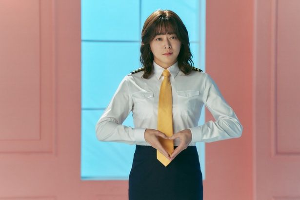 慣れないヒールをはきこなし、女性として振る舞うジョンウを好演(『PILOT －人生のリフライト－』) [c]2024 LOTTE ENTERTAINMENT, SOLAIRE PARTNERS LLC, SHOTCAKE Corp., MOVIEROCK Inc., All Rights Reserved.