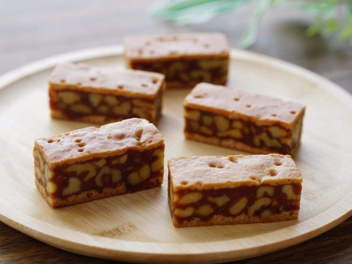 All About ニュース編集部が全国200人を対象に実施した「お土産に関するアンケート」の調査結果から、新年度のあいさつで贈りたい「神奈川県のお土産」ランキングを発表！ 2位「クルミッ子」を抑えた1位は？ ※画像はイメージです