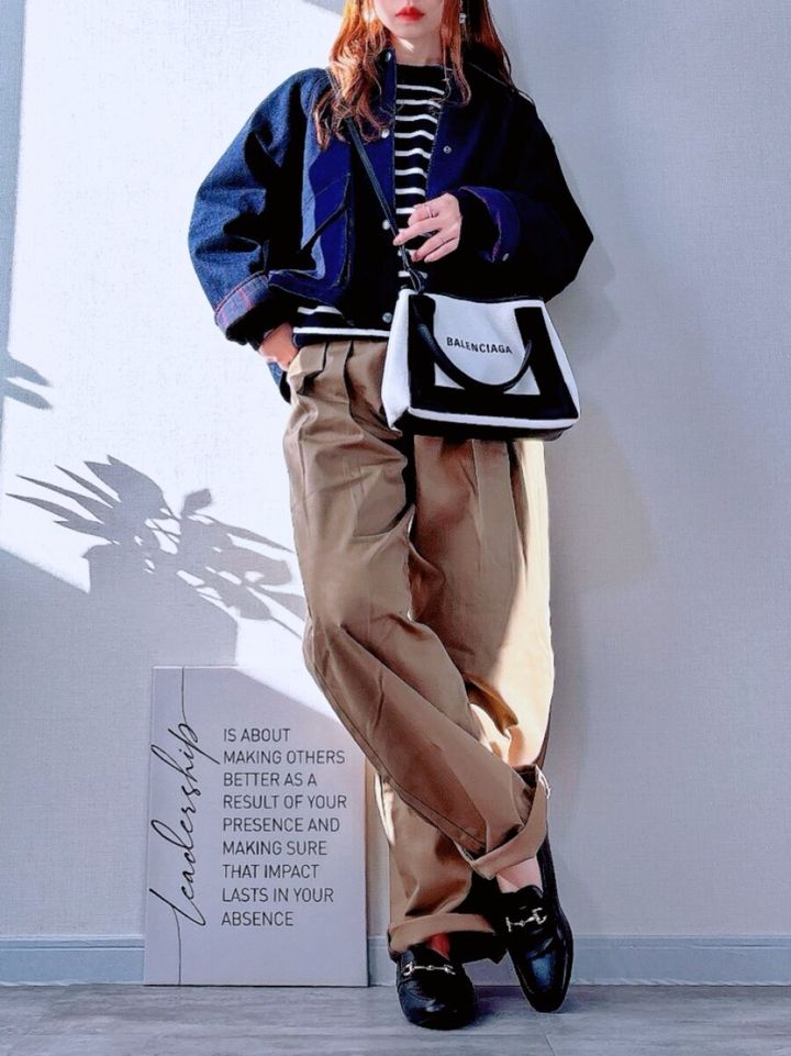 ユニクロ ユーティリティショートジャケットデニム ネイビー×ベージュカジュアルコーデ