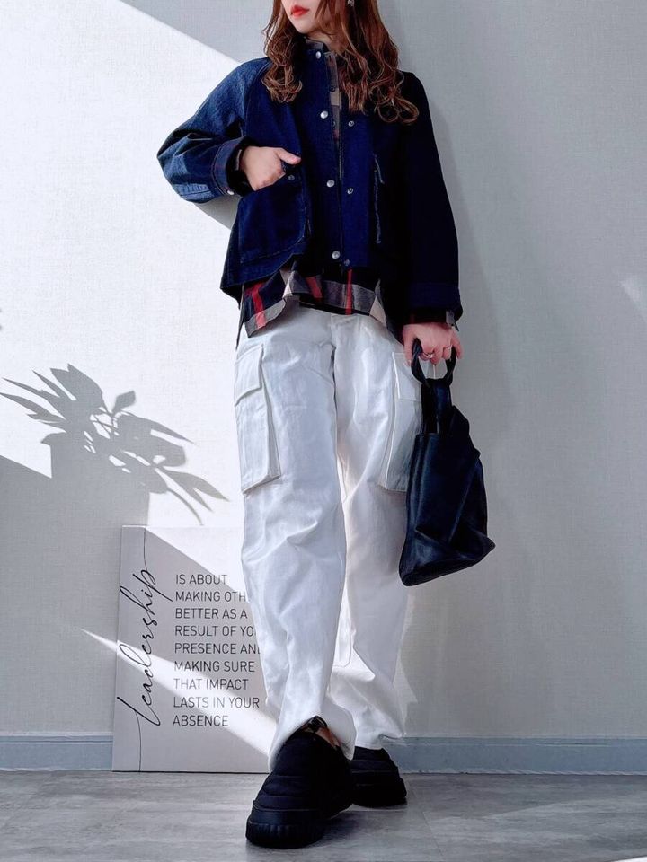 ユニクロ ユーティリティショートジャケットデニム チェックリンク×ホワイトカーゴパンツコーデ