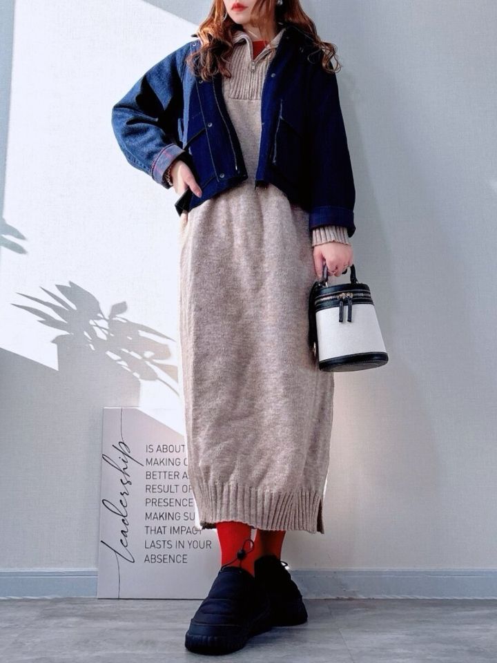 ユニクロ ユーティリティショートジャケットデニム ネイビー×赤差し色ロングワンピコーデ