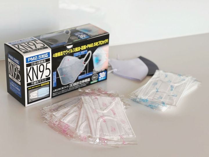 マスクの箱と個包装のマスクが複数並んだ様子