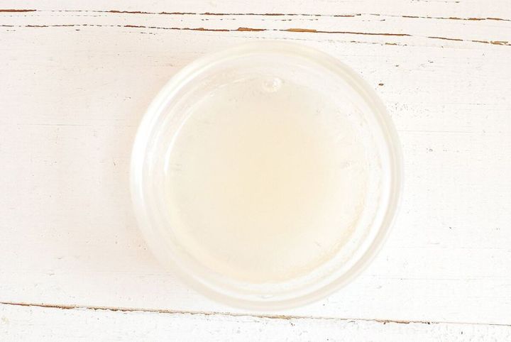 耐熱ガラス容器に水とゼラチンを溶かした半透明の液体が入っている俯瞰写真