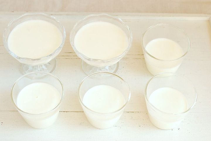 6個のガラスカップにパンナコッタ液を均等に流し入れた状態の俯瞰写真
