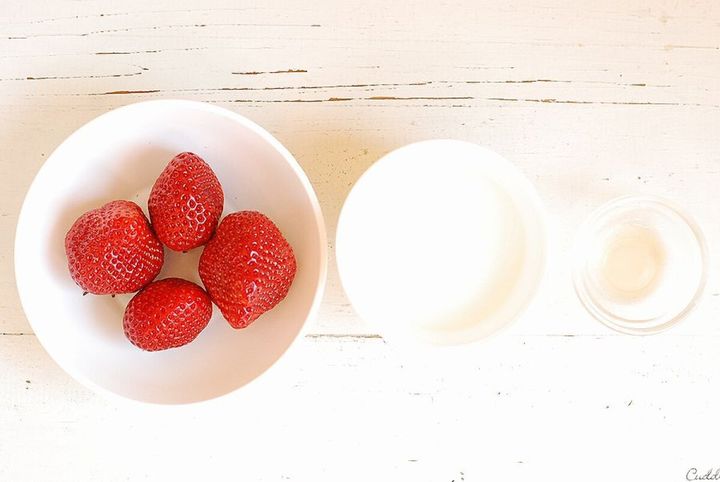 白い皿にいちご4個、グラニュー糖、レモン汁を並べた角切りいちごソースの材料写真