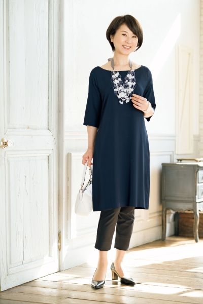 花びらのようなパーツとパールの組み合わせが軽やかなネックレス