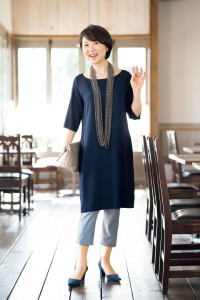 個性派ネックレスで縦のラインを協調