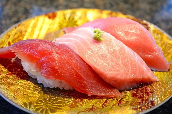 回転寿司の「マグロ」メニューのイメージ