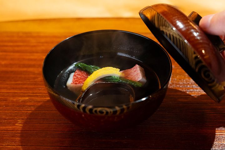 二品目のお椀は尾長鯛、生きくらげ、湯河原のゆず