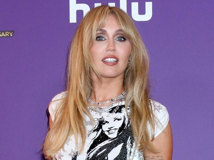 マイリー・サイラス、『ハンナ・モンタナ 20周年記念スペシャル』LAプレミアにて （C）AFLO width=