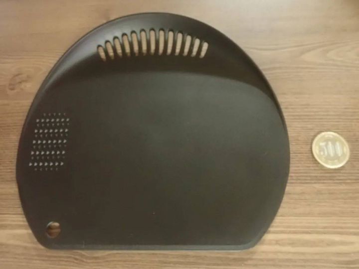 DAISO(ダイソー)：水切りできるD型まな板