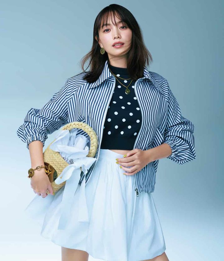 蛯原友里 ドットニット ストライプジップジャケット 白ミニスカート コーデ