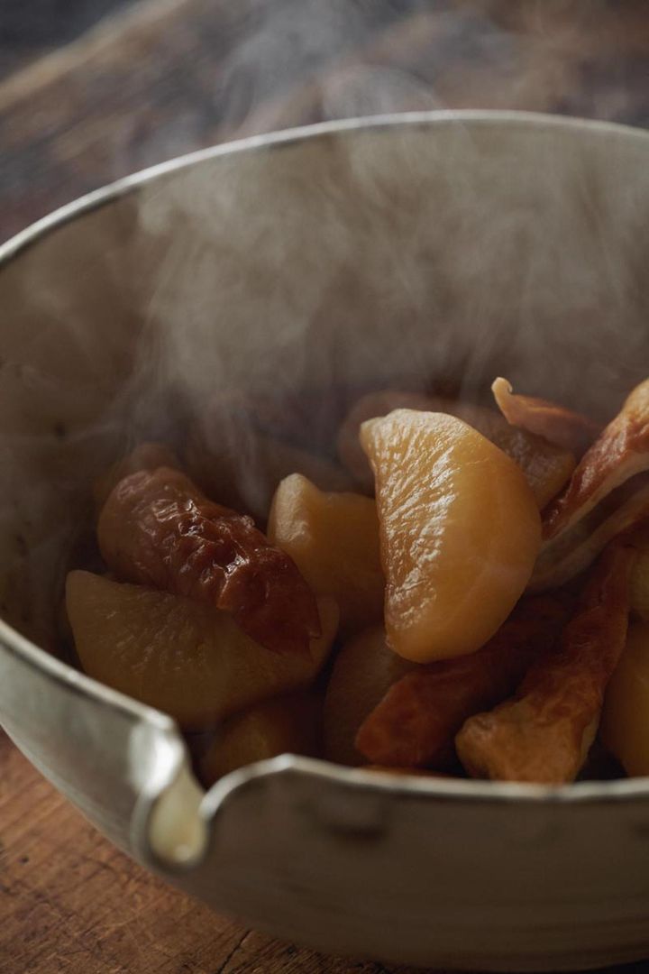 ご馳走でなくても、おいしい煮物があればいい。大根はちくわとともに煮るとコクが出て絶品。（撮影／馬場わかな）