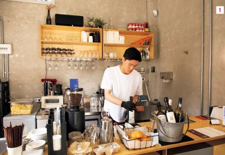 1.カルチャーの発信地・解放村に2023年オープン。オーナーのジョンハンさんがワインをセレクトしている。