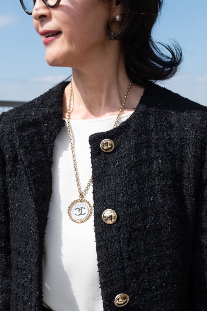 有村一美さん_シャネルのペンダントをアクセントに