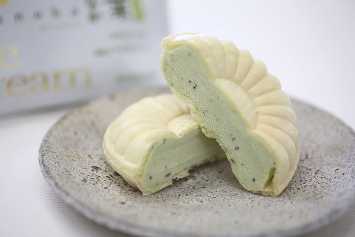 「松崎冷菓」の「茶の葉アイスもなか」