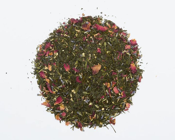 「ボタニカルティーHANA 薔薇と生姜の煎茶」の茶葉を広げた状態