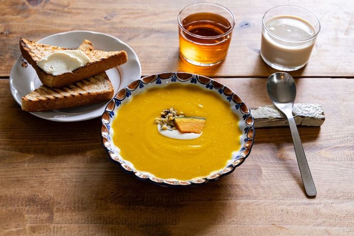 取材時のモーニングメニュー Bセット「南瓜とひよこ豆のスープ（写真中央）」と「柚子クリームのパン（写真左）」900円