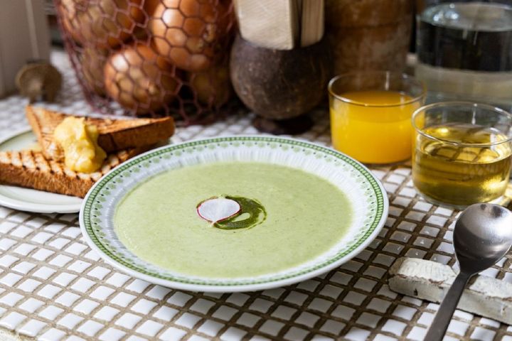 取材時のモーニングメニュー Aセット「カブのポタージュ バジルオイル（写真中央）」と「柿バターのパン（写真左）」900円