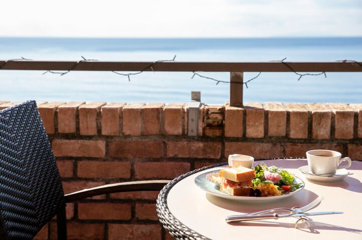 海と空に包まれる赤いパラソルのテラス♪七里ガ浜「Amalfi DELLA SERA」