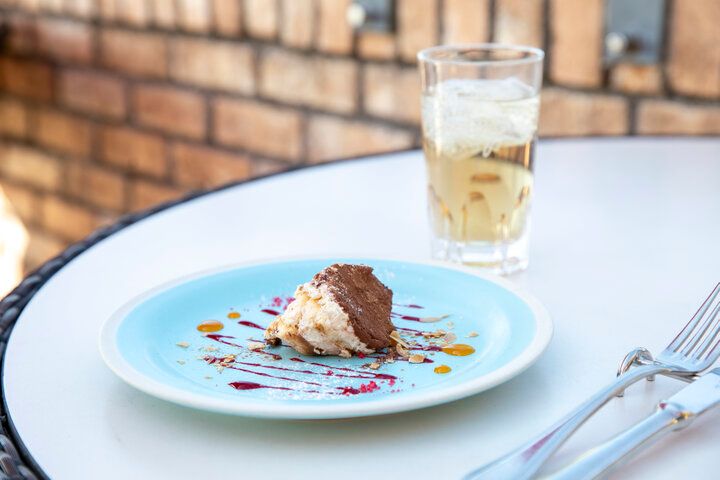 海と空に包まれる赤いパラソルのテラス♪七里ガ浜「Amalfi DELLA SERA」