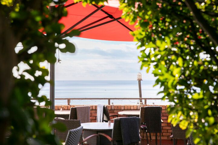 海と空に包まれる赤いパラソルのテラス♪七里ガ浜「Amalfi DELLA SERA」