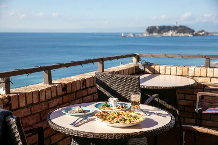 海と空に包まれる赤いパラソルのテラス♪七里ガ浜「Amalfi DELLA SERA」