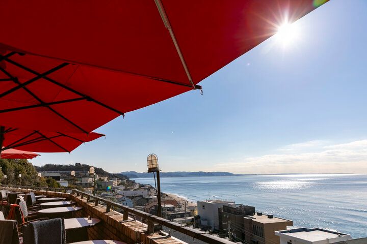 海と空に包まれる赤いパラソルのテラス♪七里ガ浜「Amalfi DELLA SERA」