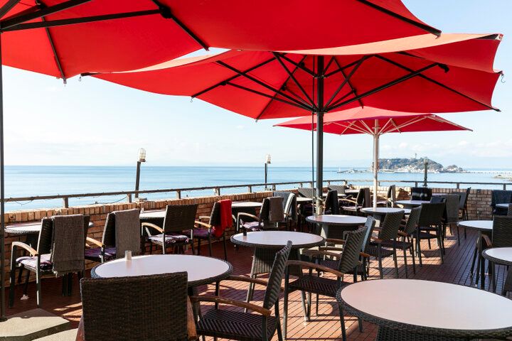 海と空に包まれる赤いパラソルのテラス♪七里ガ浜「Amalfi DELLA SERA」